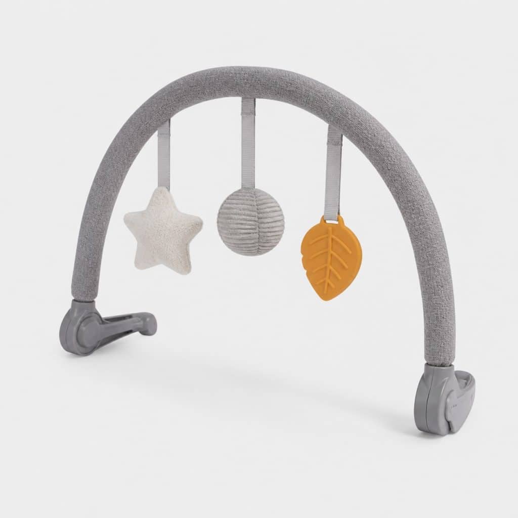 Arche de jeux grise avec jouets suspendus pour transat bébé
