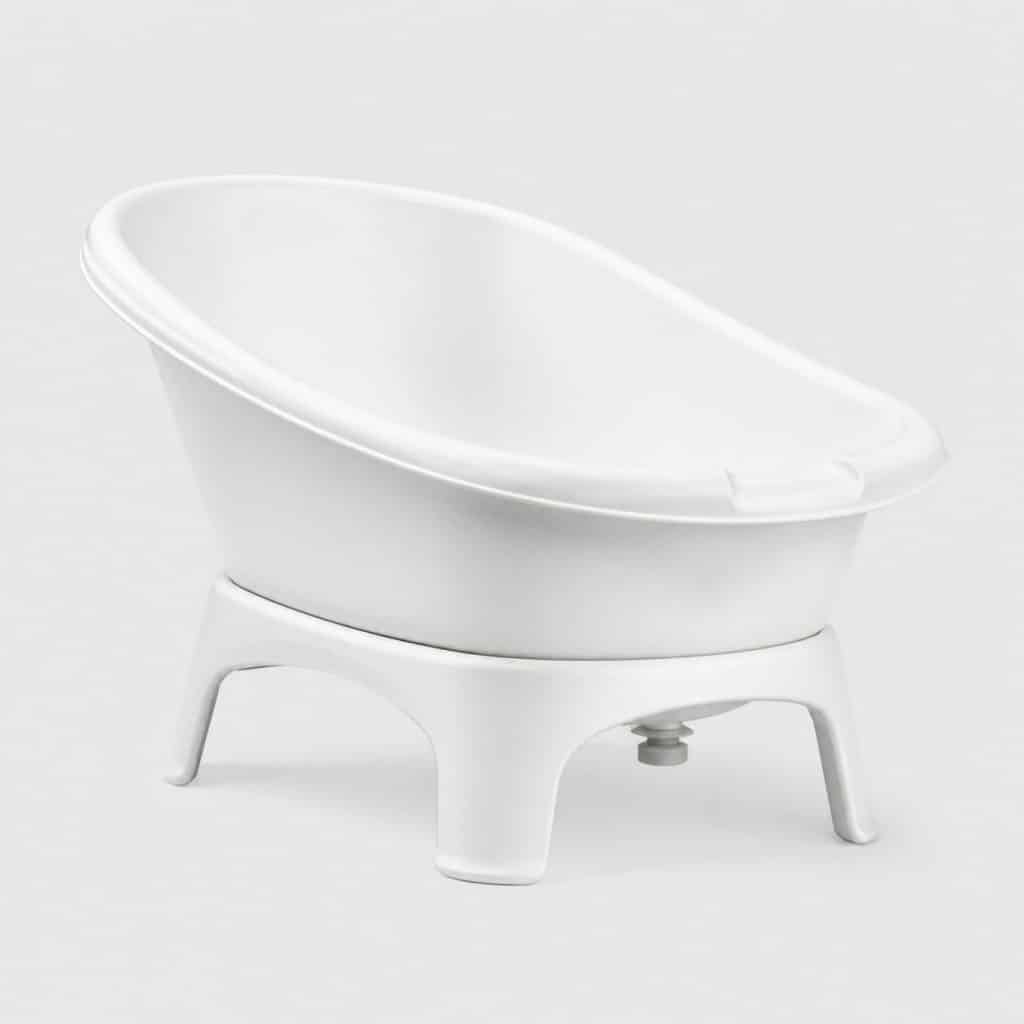 Baignoire bébé blanche portée par un pied stable