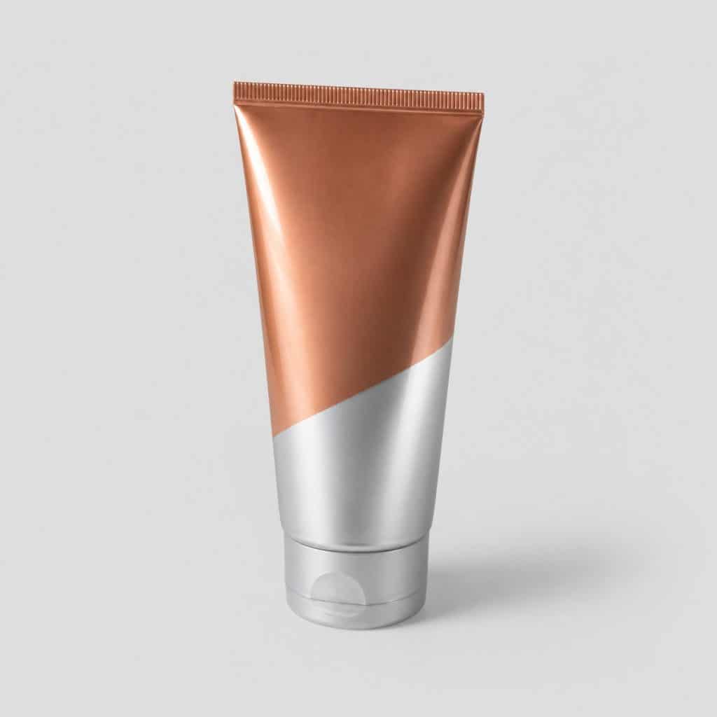 Tube de crème réparatrice cuivre-zinc sur fond neutre clair