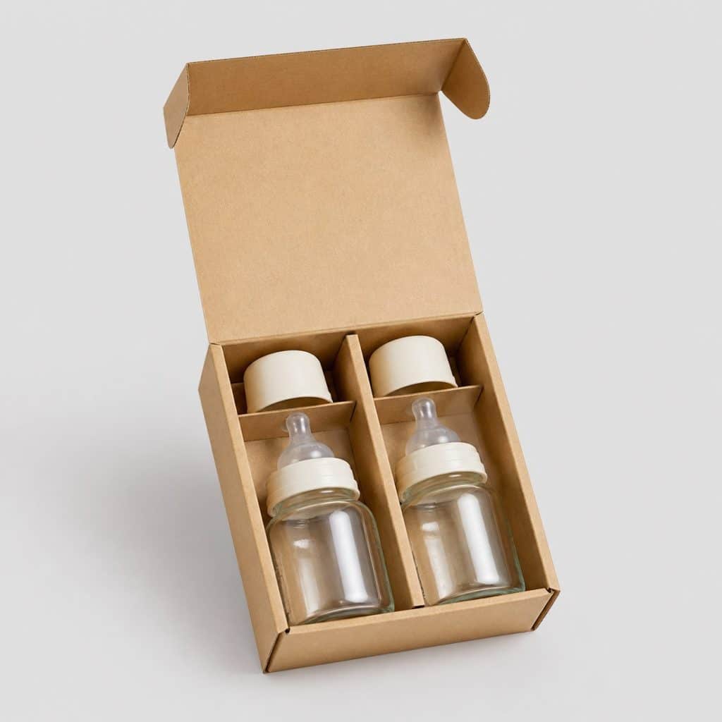 Coffret ouvert présentant deux biberons en verre avec tétines