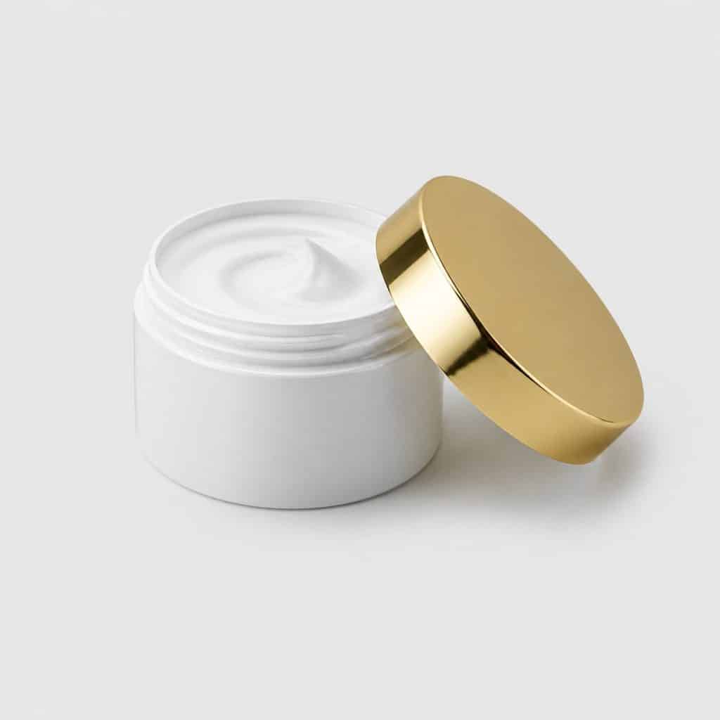 Pot de cold cream nourrissant sur fond neutre