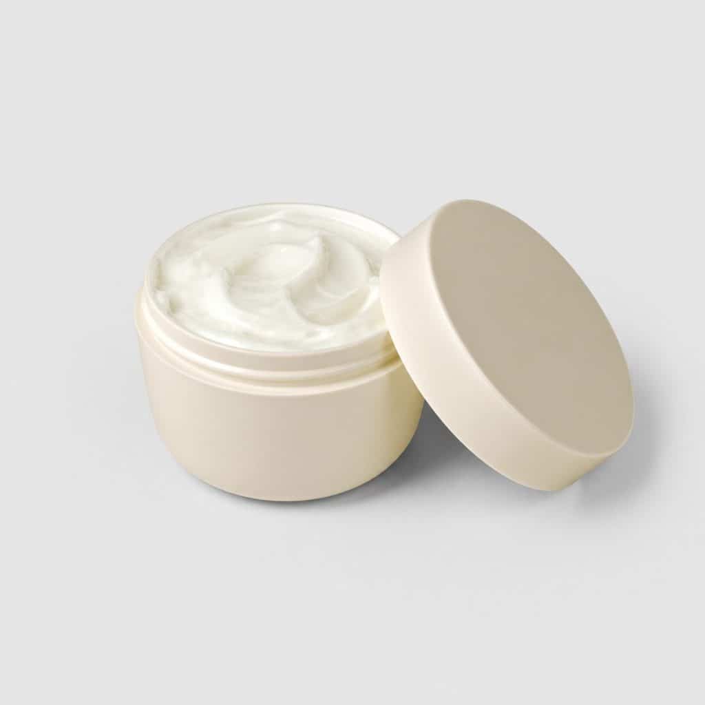 Pot de cold cream naturel sur fond neutre