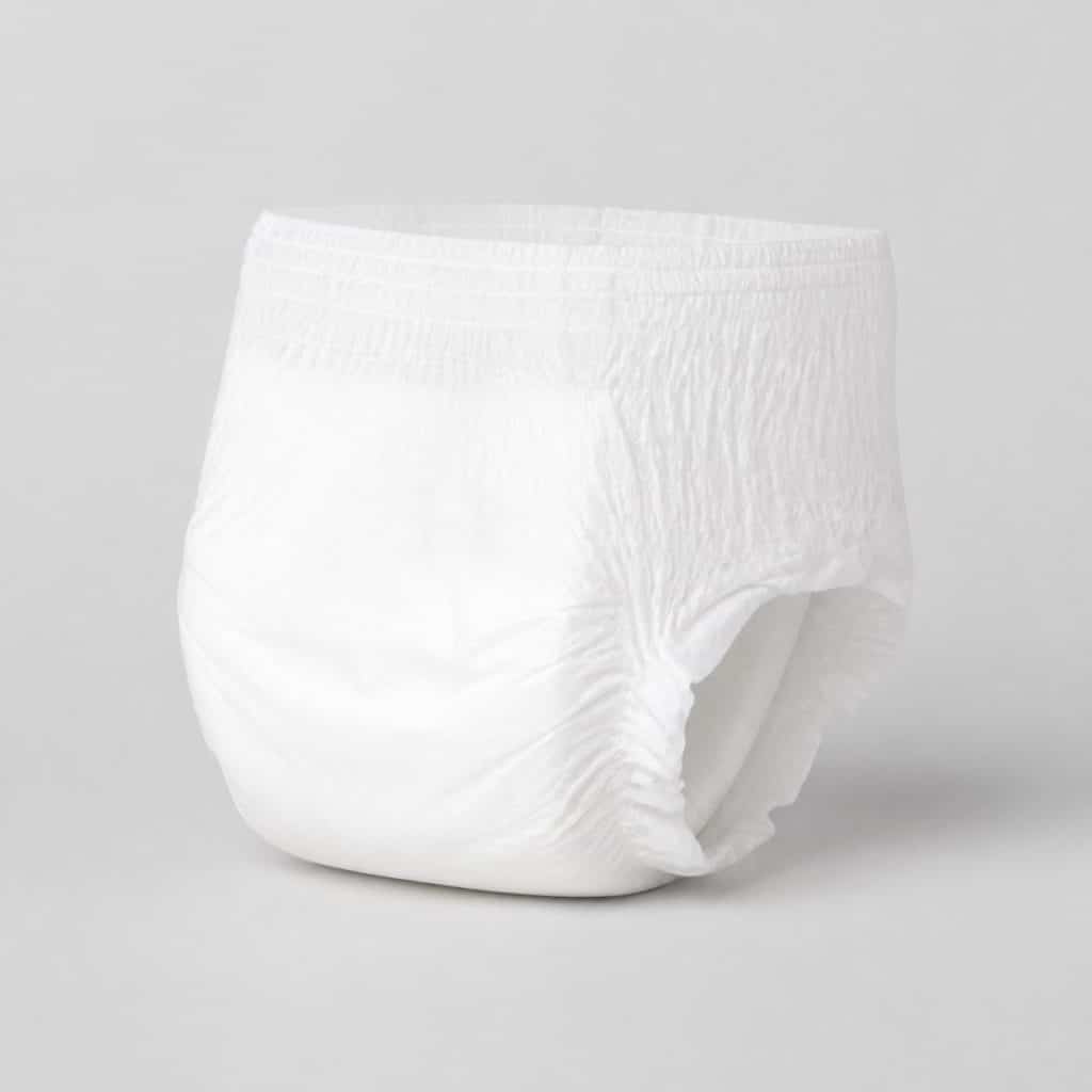 Culotte absorbante adulte pliée, posée sur fond neutre