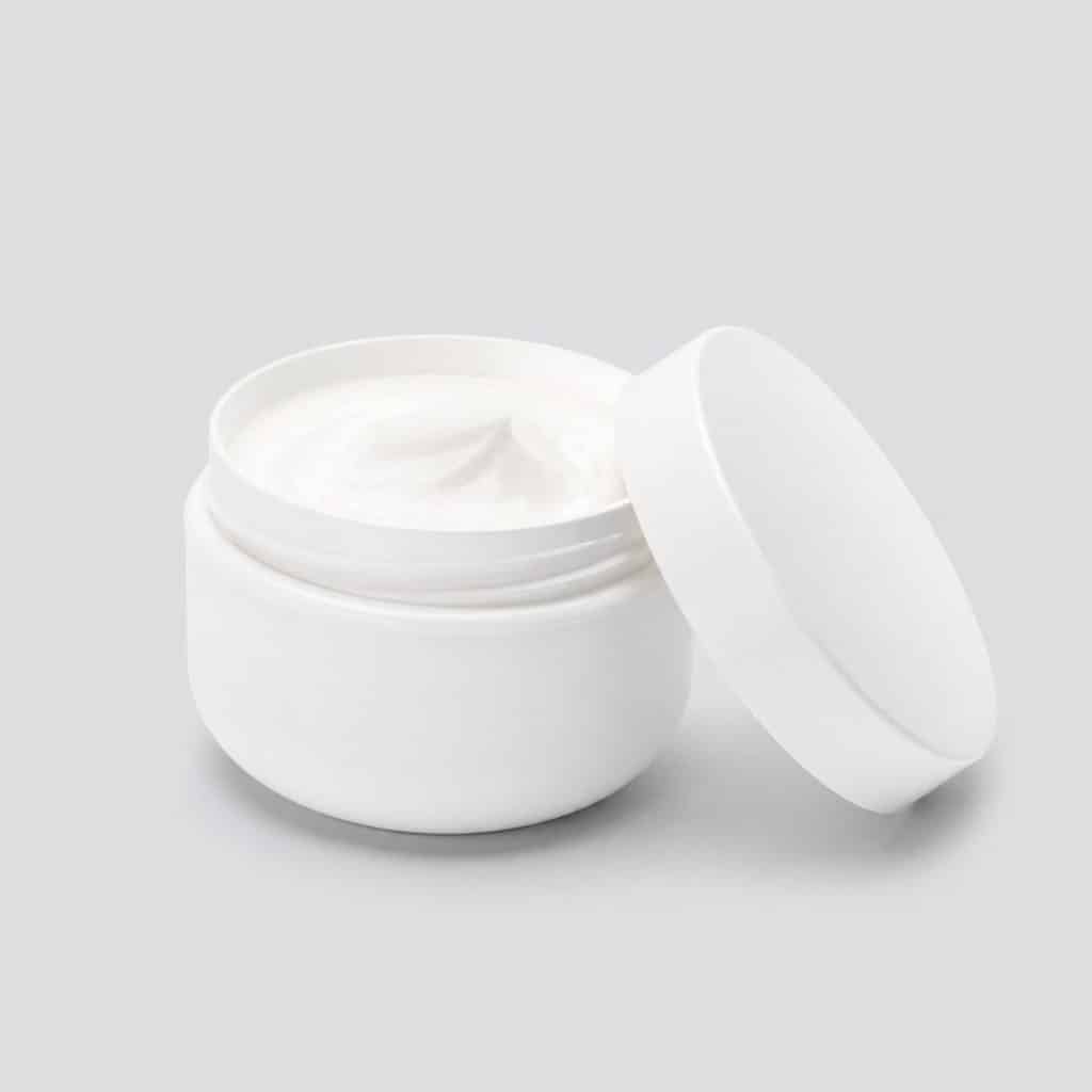Pot de crème hydratante grand format sur fond neutre