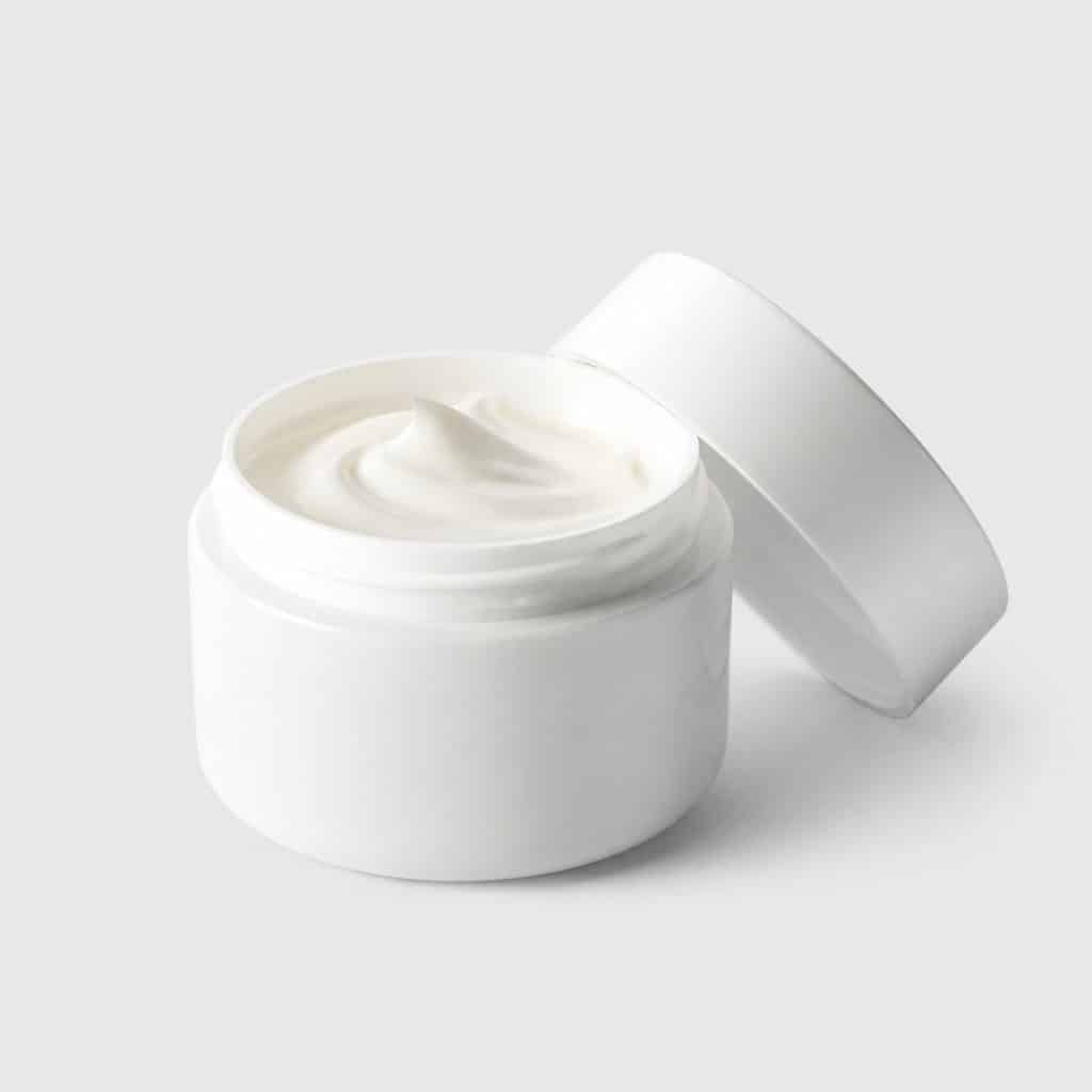 Pot de crème apaisante blanc pour peau sujette à la couperose