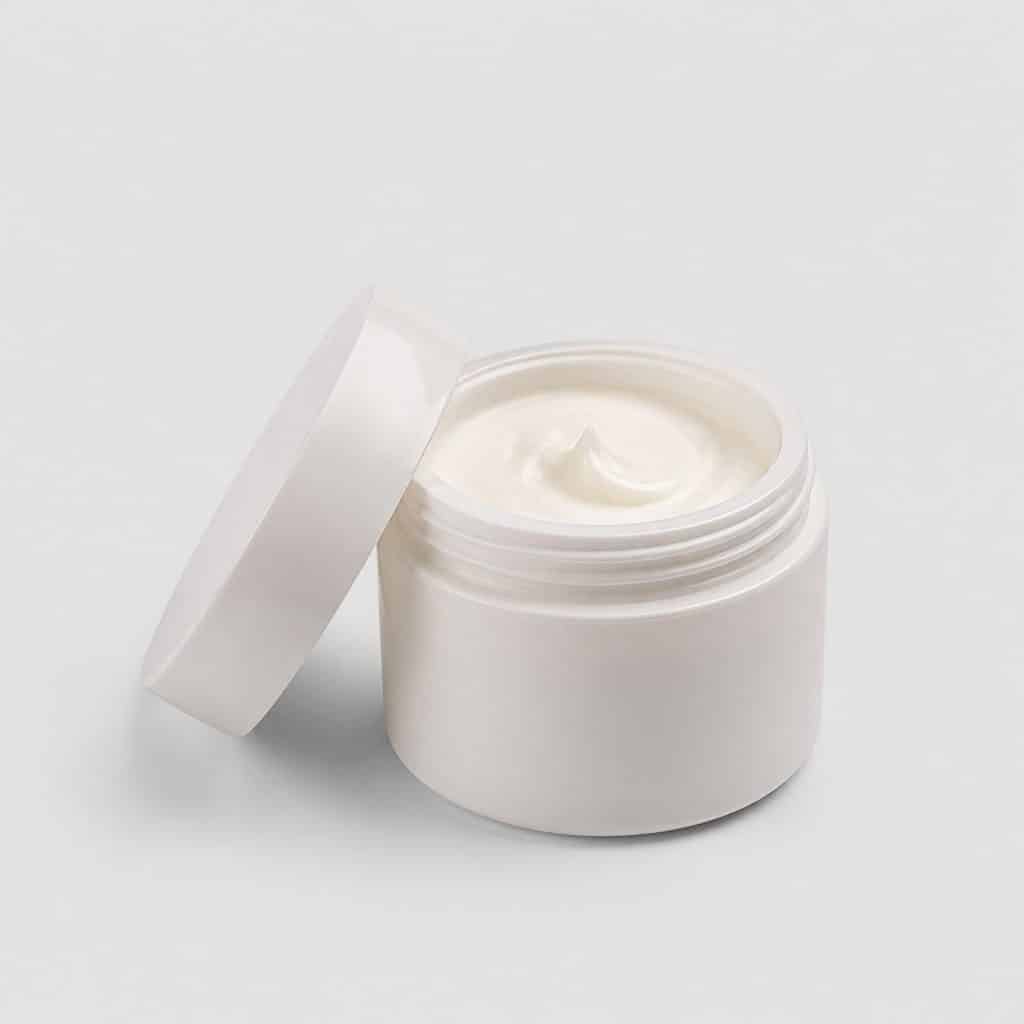 Pot de crème riche pour le visage sur fond neutre