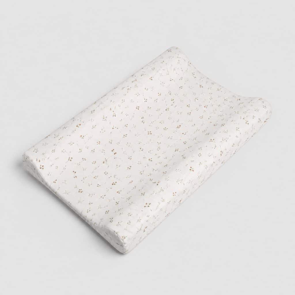 Matelas à langer avec housse en coton à motifs discrets