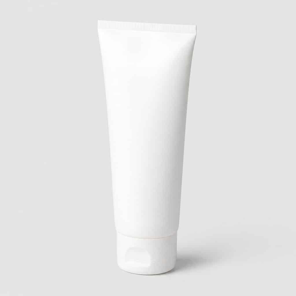 Tube de crème désincrustante anti-points noirs