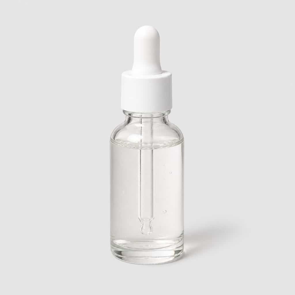 Flacon compte-gouttes du sérum apaisant pour peau sujette aux rougeurs