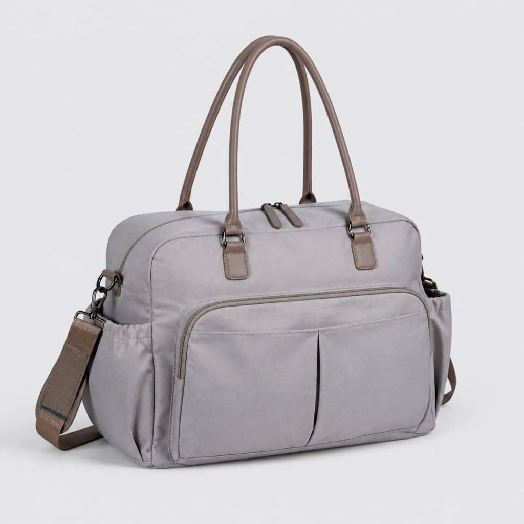 Sac de maternité fermé posé sur fond neutre